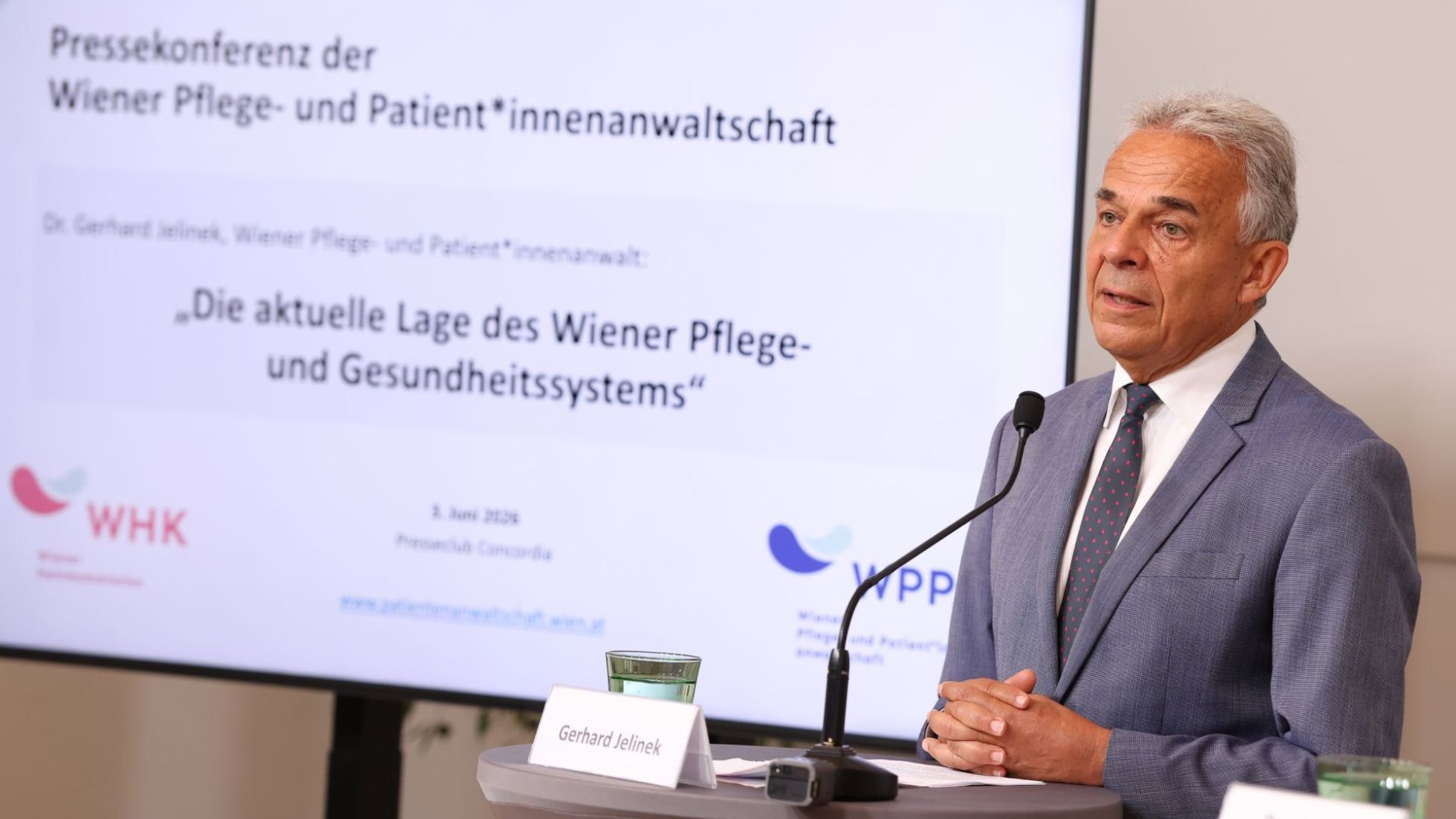 Patientenanwalt Dr. Gerhard Jelinek bei Rednerpult.