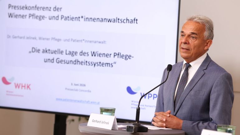 Patientenanwalt Dr. Gerhard Jelinek bei Rednerpult.