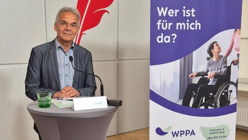 Patientenanwalt Dr. Gerhard Jelinek bei Rednerpult.