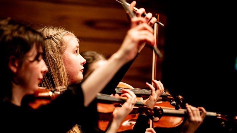 2 Mädchen spielen Violine