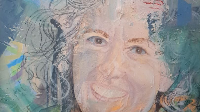copyright: Sonja Dirnwöber Gemälde einer lächelnden Frau in heller Farbgebung mit abstrakten Pinselstrichen und skizzenhaften Linien im Hintergrund.