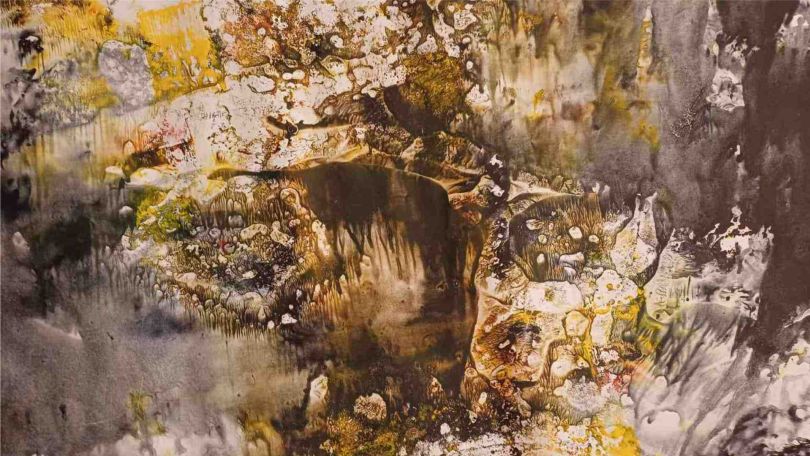 copyright: Brigitta Kirchhofer Abstraktes Bild in Braun-, Schwarz- und Gelbtönen mit fließenden Formen und vielen feinen Strukturen.