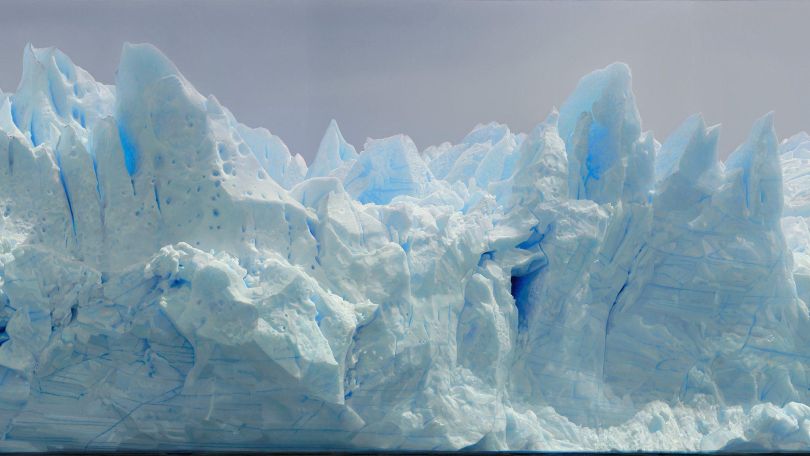 Ein weißes, zackiges Gebilde, das an einen Eisberg oder an ein steiles Gebirge erinnert.