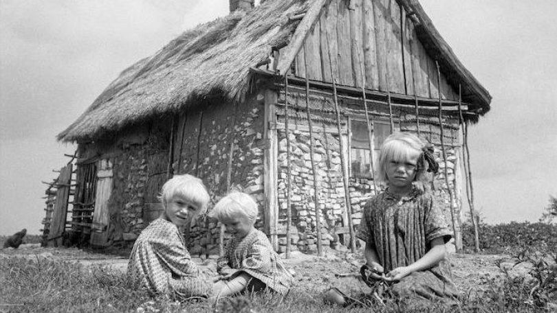 Schwarz-weisses Foto mit Kindern in einem Dorf