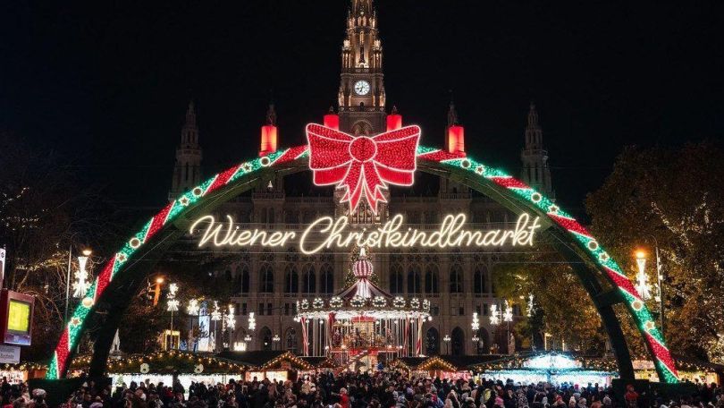 copyright: stadt wien marketing, Johannes Wiedl Blick auf den Wiener Christkindlmarkt vom Ring aus gesehen. Im Hintergrund das Rathaus
