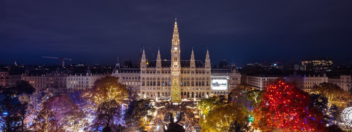 copyright: stadt wien marketing - Johannes Wiedl nächtlicher Blick vom Burgtheater auf einen bunt erleuchteten Rathausplatz
