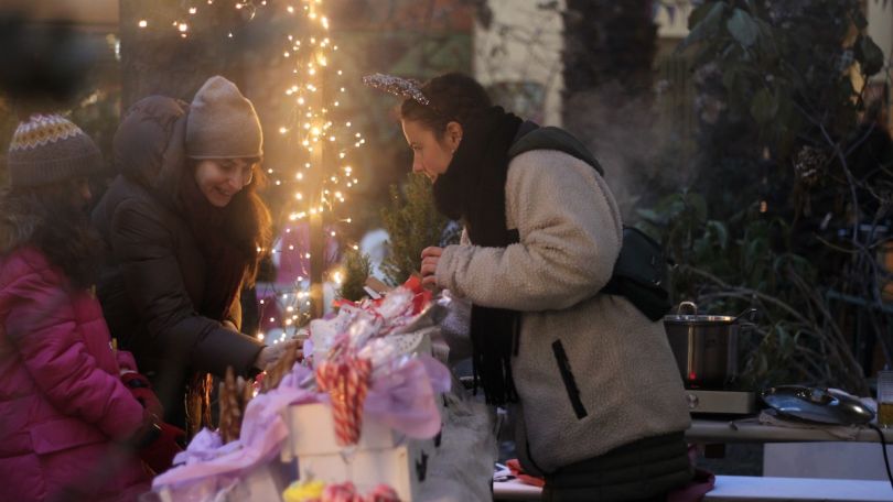 Am Weihnachtsmarktstand Mutter & Kind