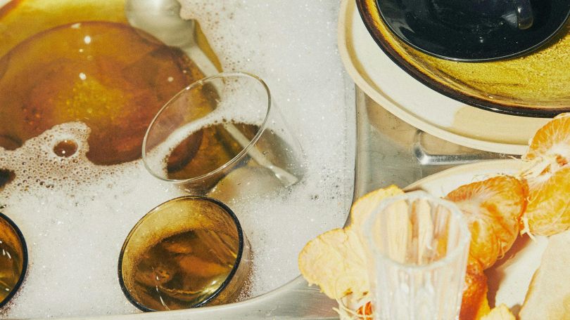 copyright: Theater am Werk Nahaufnahme von geschälten Mandarinen, Gläsern in der Abwasch