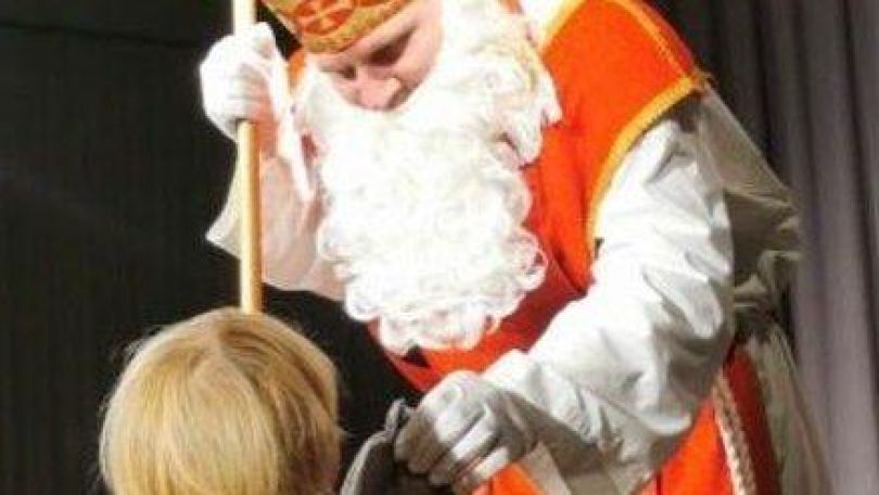 copyright: das Hufnagl Nikolo gibt einem Kind sein Säckchen