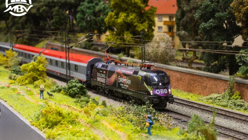 copyright: Felix Sourek Eurovisions Lok mit Wagen auf Anlage