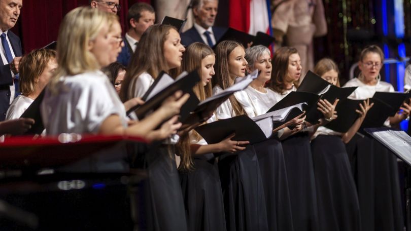 copyright: Stadt Wien / Bubu Dujmic Chormitglieder auf Bühne mit Gesangsmappen