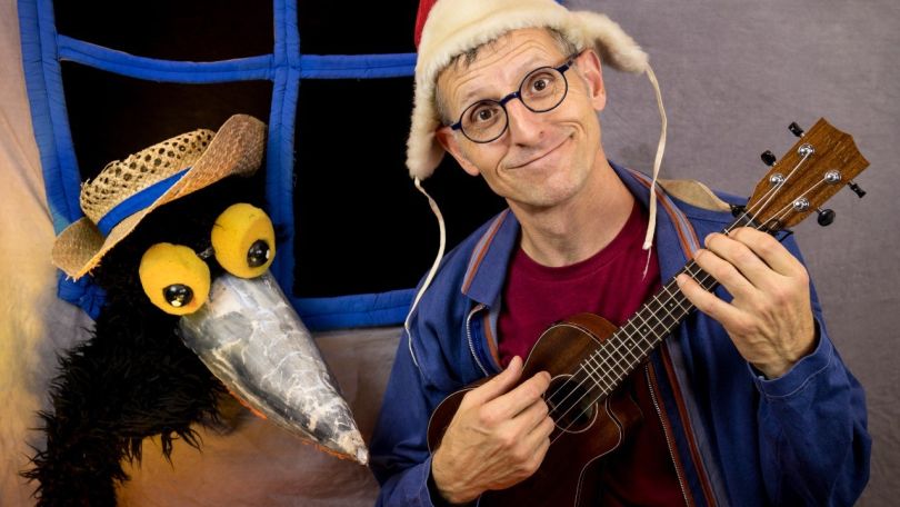 copyright: SCHNECK + CO Mann mit Gitarre und Mütze. Daneben ein Rabe mit Hut.