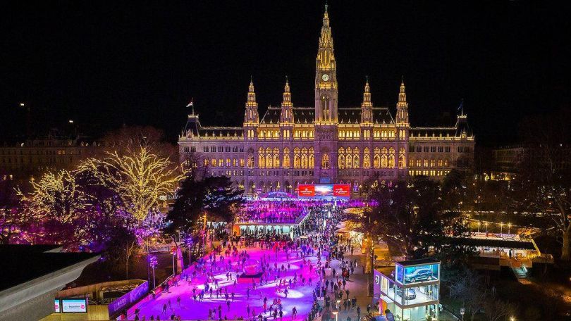 Der beleuchtete Wiener Eistraum vor dem Rathaus aus der Vogelperspektive.