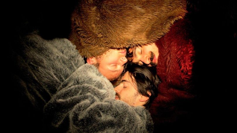 3 Schauspieler in Decken gewickelt