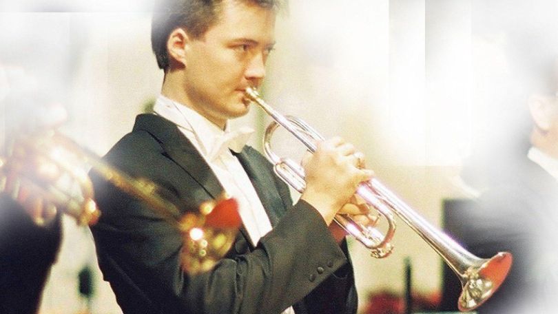 Musiker spielt Trompete