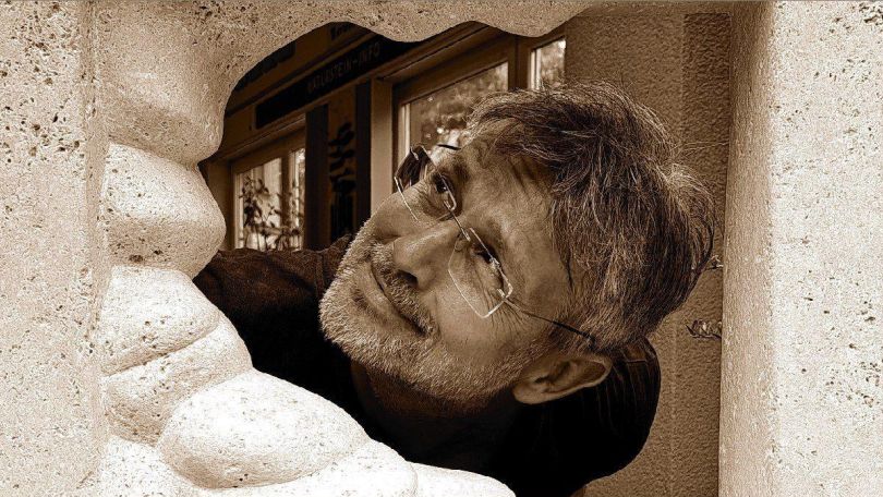 copyright: Reinhard Winter Bildhauer Reinhard Winter mit Steinskulptur