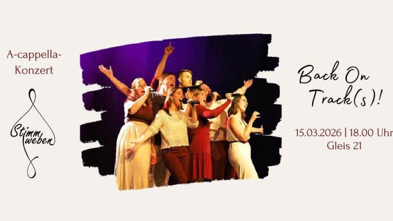 copyright: Stimmweben Das A Cappella Ensemble Stimmweben auf der Bühne mit Mikrofonen und Jazz-Händen