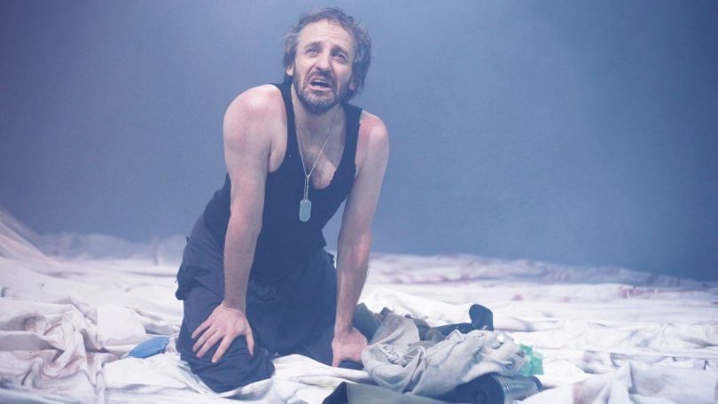 copyright: Alexander Dirninger Mann in schwarzer Kleidung auf weißen Boden