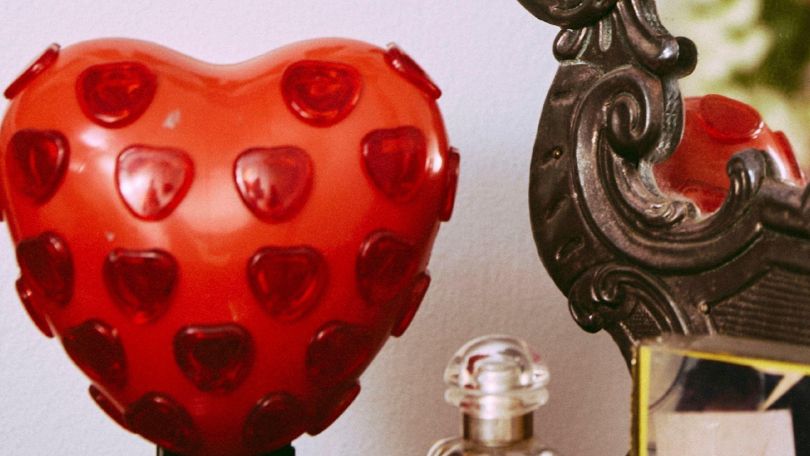 copyright: TaW Ein Herz aus Kunststoff mit Ornamenten daneben