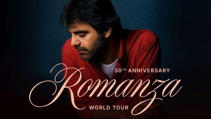 Veranstaltungsplakat: Andrea Bocelli in einem roten Hemd, aufgestützt auf seine Unterarme