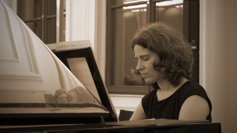 copyright: Denis Knauf Pianistin Renate Hudler sitzt mit geschlossenen Augen am Klavier