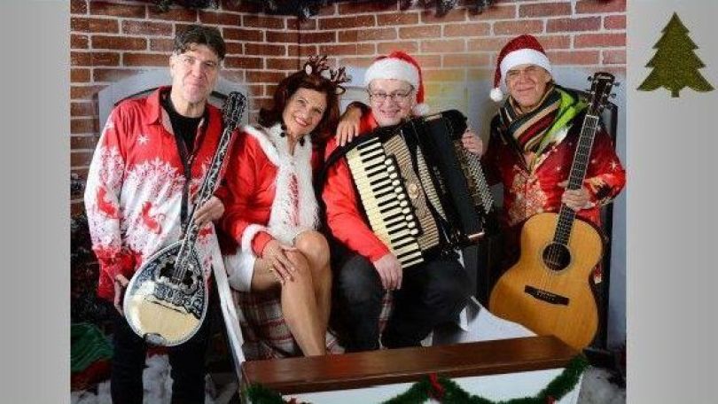Die Musiker*innen der SirtakiSchrammeln in weihnachtlichen Kostümen
