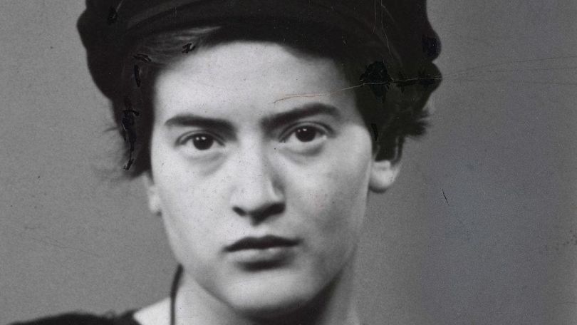 Man sieht Ruth Maiers Maturafoto in schwarz-weiß.