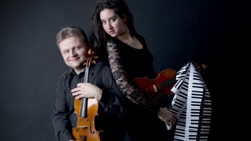 Foto von 2 Musiker*innen mit Instrumenten