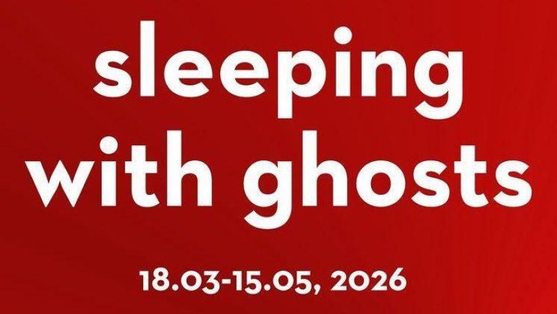 weiße Schrift auf rotem Grund "sleeping with ghosts"
