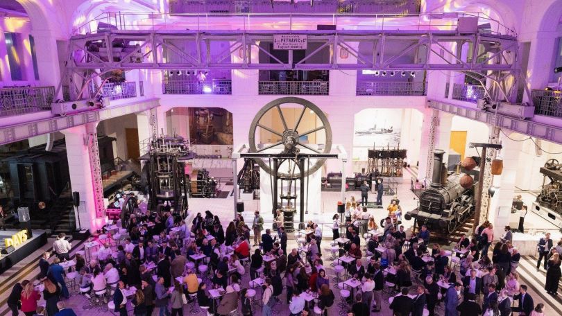 copyright: DigitalCity.Wien und Schmiedbauer Blick ins Technische Museum, wo viele Personen stehen