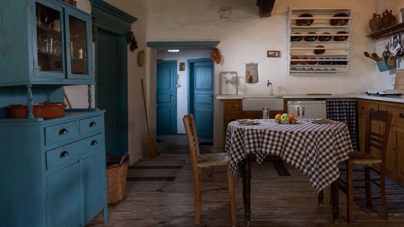 leerer Raum mit Tisch, Sessel und Vitrine