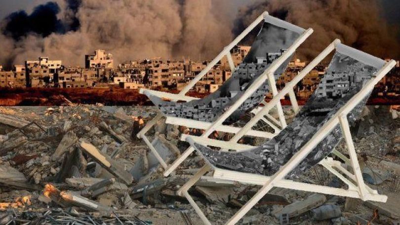 2 Liegestühle in einem Kriegsgebiet