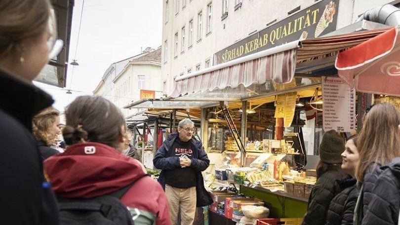 copyright: Brunnenviertel / Ulrike Wieser Gruppe mit Kai Sann, Obmann der IG Brunnenviertel am Brunnenmarkt, vor Sherhad Kebab Qualität