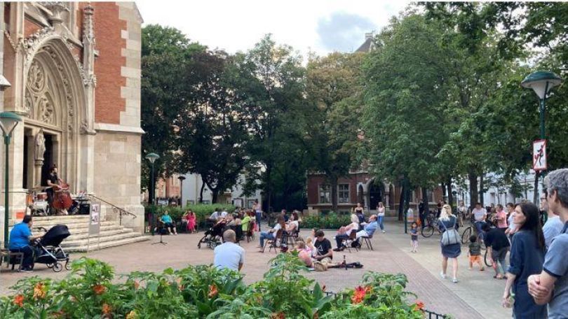 copyright: Kulturverein Dusha Connection Menschen lauschen einem Freiluftkonzert vor einer Kirche