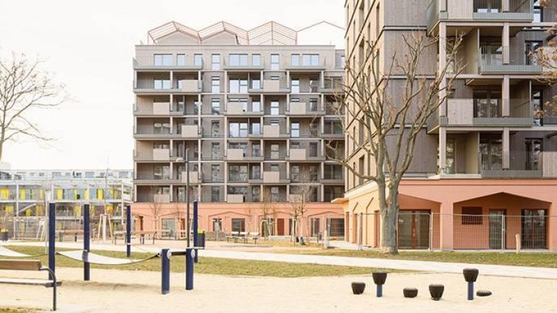 copyright: tschinkersten fotografie Neues Gebäude mit Spielmöglichkeiten für Kinder vor dem Gebäude