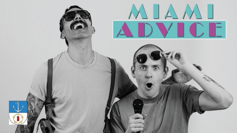 copyright: Miami Advice 2 Personen mit Sonnenbrillen posieren vor einem hellen Hintergrund; eine lacht, die andere schaut überrascht und hält ein Mikrofon. Daneben steht der Schriftzug "Miami Advice".