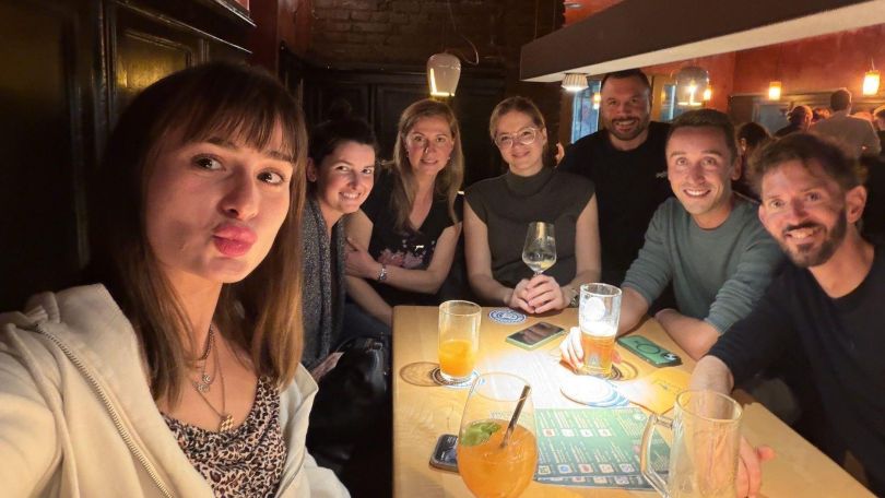 4 Frauen und 3 Männer beim gemeinsamen Dinner
