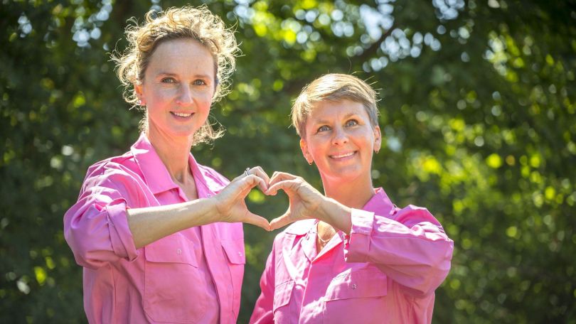 copyright: Verein Frischluft 2 Frauen im pinken Overall formen mit ihren Händen gemeinsam ein Herz