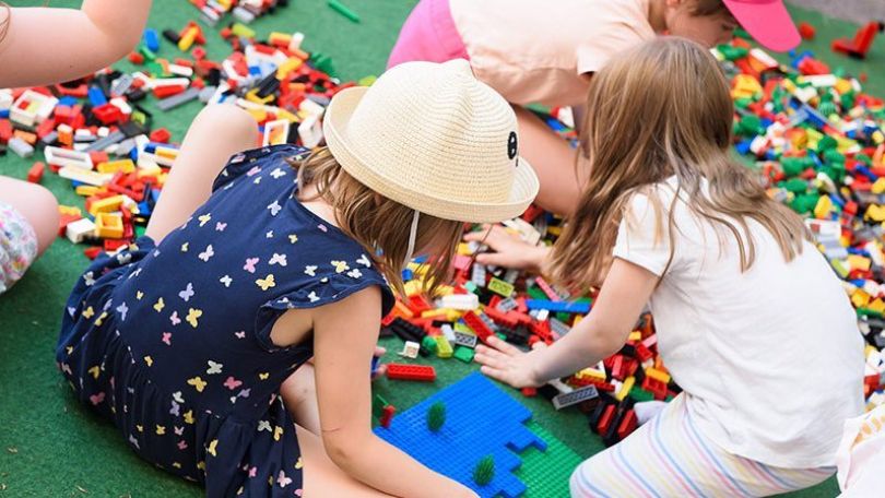 copyright: eSeL.at - Joanna Pianka Kinder spielen mit Lego-Bausteinen