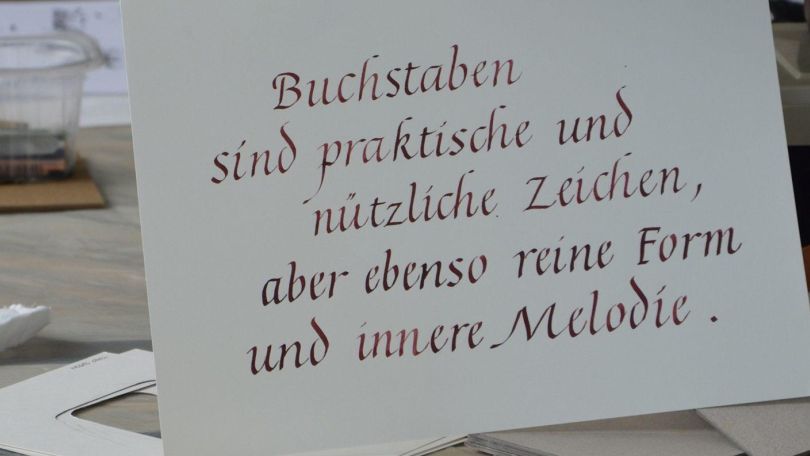 copyright: Claudia Dzengel Strauß Blumen, davor ein Zettel mit Zitat von Vassily Kandinsky