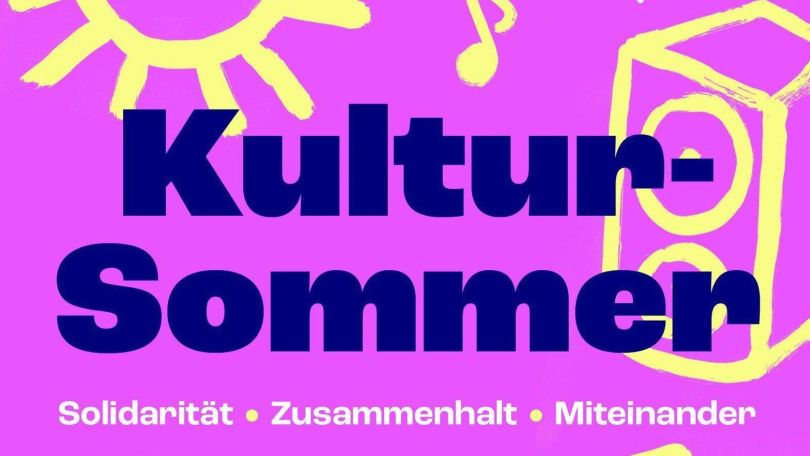 copyright: Althangrund für Alle Blauer und weißer Text "Kultursommer - Solidarität - Zusammenhalt - Miteinander" auf lila Hintergrund. Gelbe Sonne, Notenschlüssel und Musikbox im Hintergrund.
