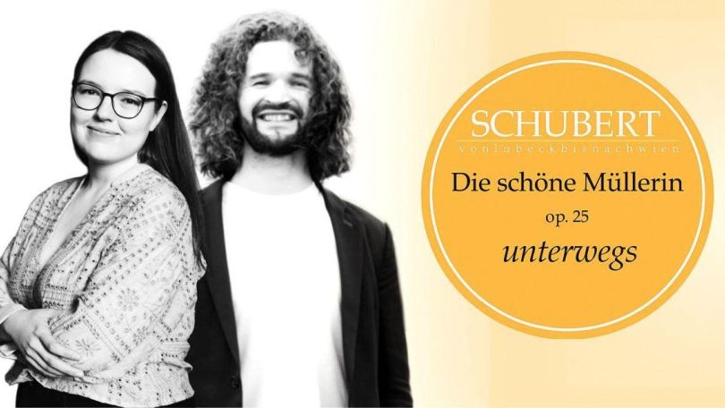 Zwei Musiker*innen vor hellem Hintergrund, daneben ein orangefarbenes rundes Signet mit dem Text "Schubert - von Lübeck bis nach Wien - Die schöne Müllerin op. 25 - unterwegs".