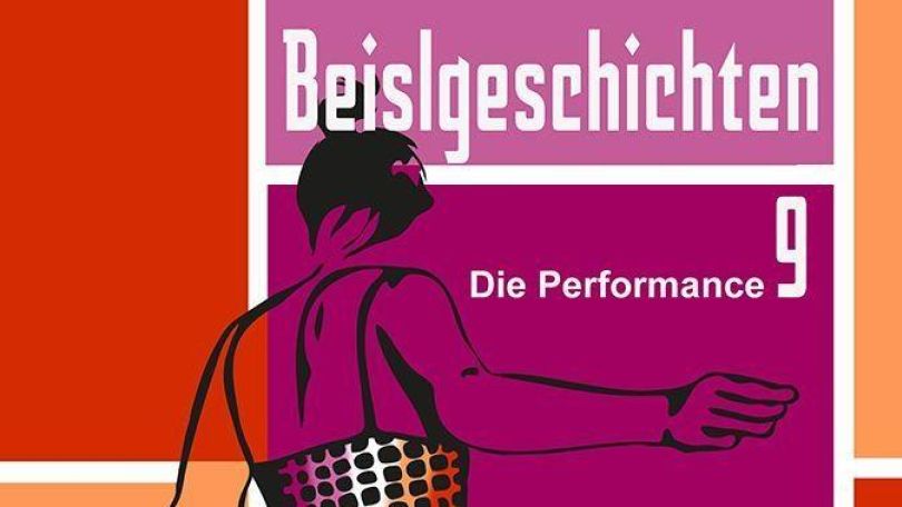 Hintergrund aus roten, rosa, pinken und orangenen Rechtecken. Im Vordergrund eine schwarzer Umriss einer Person in einem Kleid von hinten. Weißer Text "Beislgeschichten 9 - Die Performance".