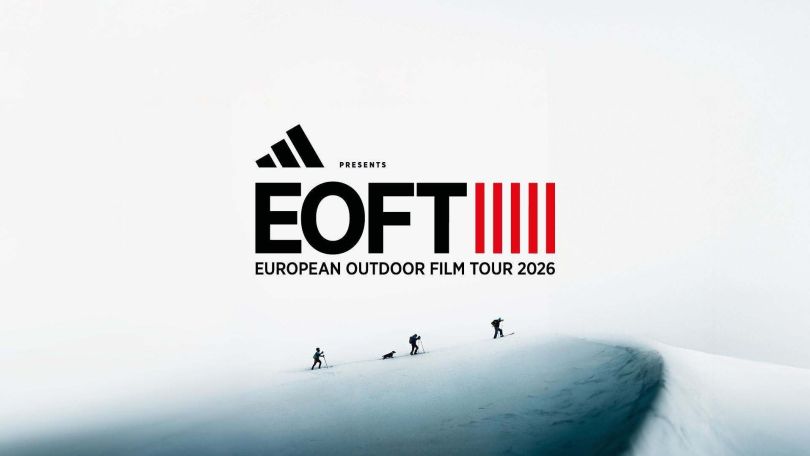 Poster mit schwarzer Schrift "EOFT - European Outdoor Film Tour 2026". Im Hintergrund ein verschneiter Berg mit drei Skifahrer*innen und einem Hund.