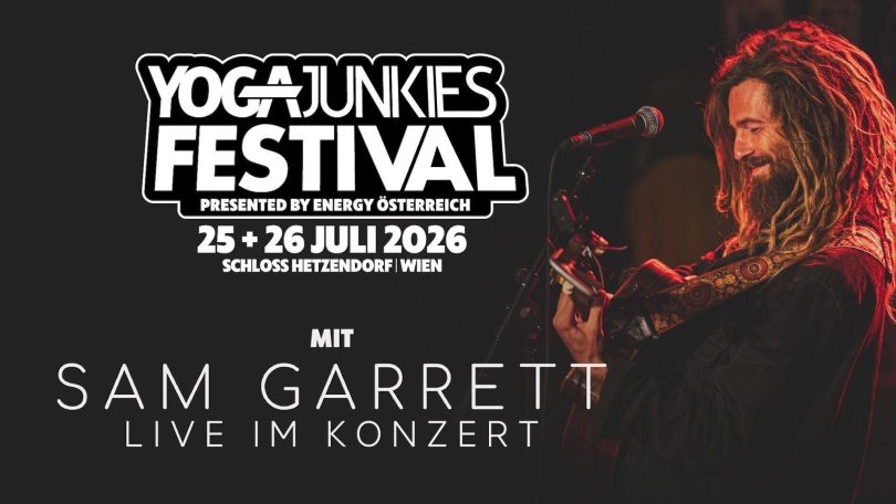 copyright: Yogajunkies Mann mit langen Haaren, der von der Seite zu sehen ist, spielt Gitarre.
