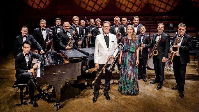 copyright: Francesco Prandoni Orchester mit Blasinstrumenten und Klavier, schauen in die Kamera.