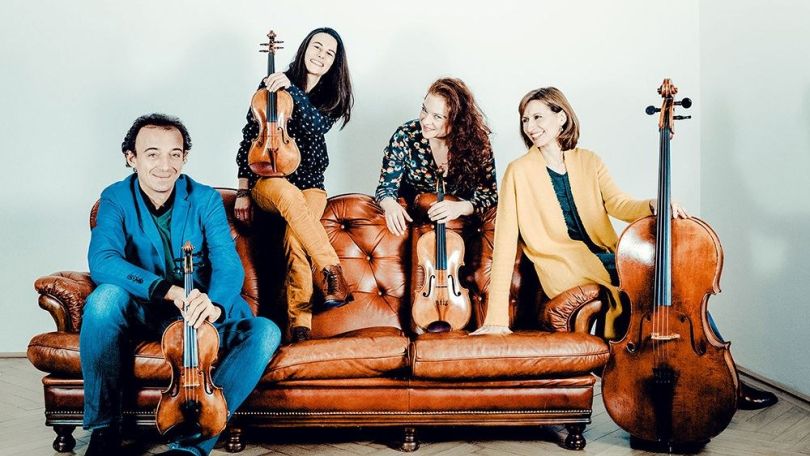 copyright: Andrej Grilc Musikerinnen mit Streichinstrumenten sitzend auf einer Ledercouch.