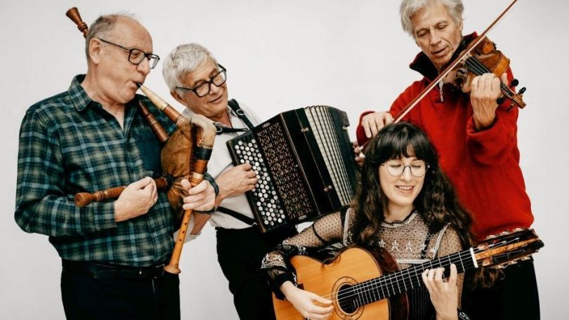 copyright: Ulrike Rauch 3 Musiker mit Dudelsack, Akkordeon, Geige und eine Musikerin mit Gitarre.