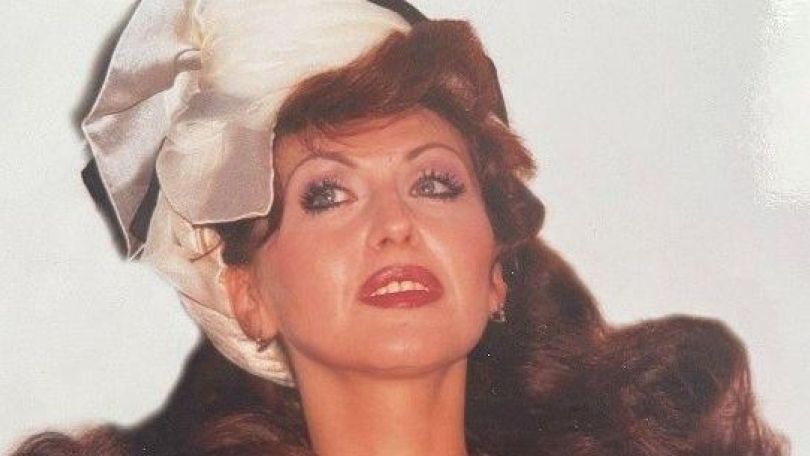 copyright: N. Millard (privat) Frau mit wallenden roten Haaren, blauen Augen, rotem Lippenstift und weißem Haarband