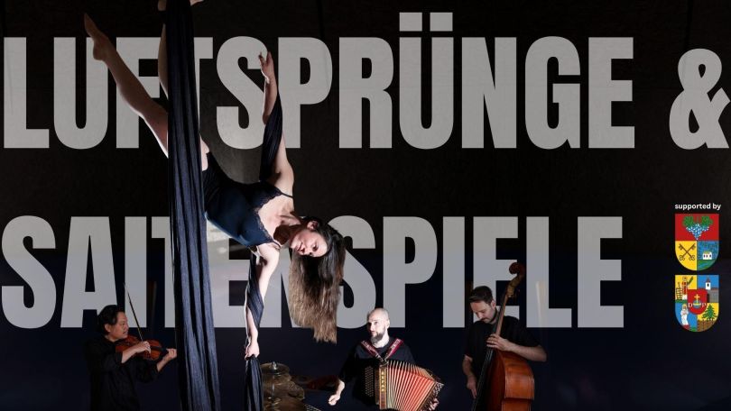 copyright: head cinema Akrobatin mit langen braunen Haaren hängt an einem blauen Tuch, hinter ihr drei Musikant*innen. Text "Luftsprünge & Saitenspiele"